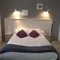 Logis Hôtel Le pont d'Arcole, hotel em Riscle