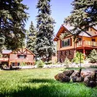 Alpen Way Chalet Mountain Lodge، فندق في إيفيرغرين