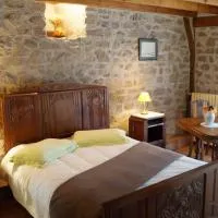 Gîte de 15 places en chambre de 2, 4, 5 personnes, hotel em Saint-Exupéry-les-Roches