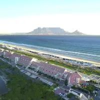 Dolphin Beach Hotel Self Catering Apartments, hotel u gradu Bloubergstrand
