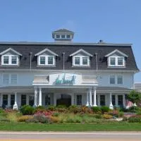 The Break Hotel: Narragansett şehrinde bir otel