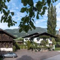 Gasthof Tschötscherhof, hotel Castelrottóban