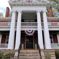South Broadway Manor B&B - Near Fallingwater, Ohiopyle State Park, Hiking & Biking trails GAP, Hotel in Scottdale