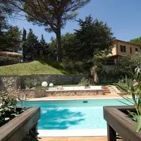 Stunning Country House overlooking Tuscany hills, hotel u gradu Lorenzana