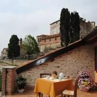 All'Ombra del Castello، فندق في Cigliè