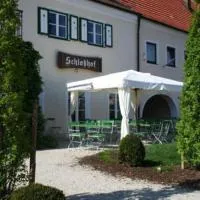 Schlosshof anno 1743, готель у місті Вольнцах
