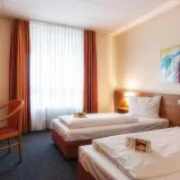 Center Hotel Drive Inn, хотел в Хиршайд