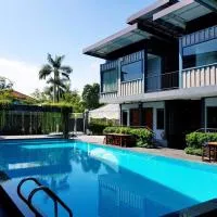 Kluang Container Swimming Pool Hotel, hotel sa Keluang