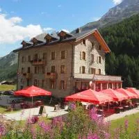 Aiguille de La Tza, hotel di Arolla