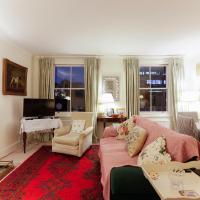 Attractive Chelsea apartment sleeps 4, hotel in London