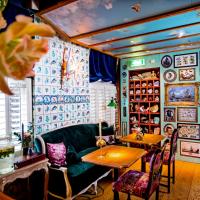 Rosalia's Menagerie Cocktail bar & InnUpstairs، فندق في حي ريد لايت، أمستردام