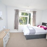 Whole House - Sleeps 6 - near town centre - off road parking, hotel in Hinckley