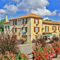 Logis Hôtel & Restaurant Le Cheval Blanc et Clovis, ξενοδοχείο σε Vouillé