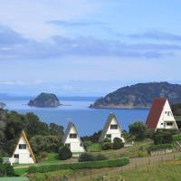 Pohutukawa Coastal Chalets: Coromandel Town, Great Barrier Island Havaalanı - GBZ yakınında bir otel