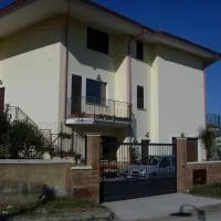 Yellow House, hotel i San Sostene