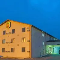Super 8 by Wyndham Eureka/Six Flags Nearby، فندق في يوريكا