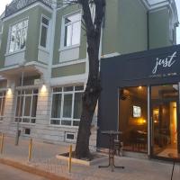 JUST rooms & wine, hotel in Varna City