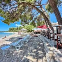 Apartments & Rooms Seaside, ξενοδοχείο σε Kastela