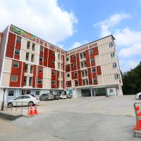 Triple Trees Hotel, hotel in Pathum Thani