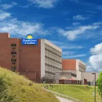 Days Inn & Suites by Wyndham Sutton Flatwoods, hotelli kohteessa Sutton