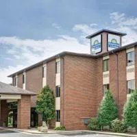 Days Inn & Suites by Wyndham Hickory, hotel di Hickory