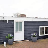 Beautiful houseboat with terrace jacuzzi, hotell i Escamp i Haag