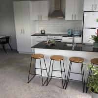 2BD Family or Couple Guesthouse Upstairs near Turf club, HOTA in Bundall, hotel in Bundall, Gold Coast