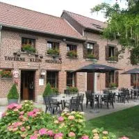 Hotel Klein Nederlo، فندق في Vlezenbeek