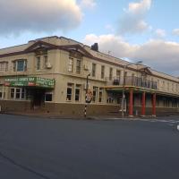 Northern Wairoa Hotel, готель у місті Дарґавілл