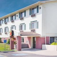 Super 8 by Wyndham Massena NY: Massena, Massena Uluslararası Havaalanı (Richards Field) - MSS yakınında bir otel