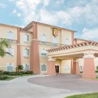 Super 8 by Wyndham Hidalgo at La Plaza Mall & Mcallen Airport, מלון בHidalgo