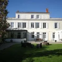 H de Surgères, hotel din Surgères