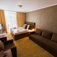 Hotel Merkur، فندق في كالوزا
