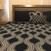 1 BEDROOM / 1 BATH . PRIVATE APT. FREE WIFI, INTERENT & PARKING, hôtel à Sinajana