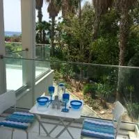 Modern Seaview Beach Studio Limassol, hotell i Limassol