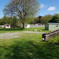 Acorn Camping and Caravan Park, хотел в Лантуит Мейджър