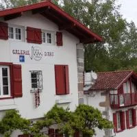 Galerie d'art d'une ancienne mairie de 1783, hotel em Espelette