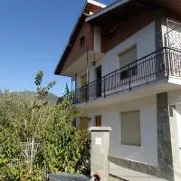 Casetta tra gli Ulivi vicina al Mare, hotelli kohteessa Giustenice