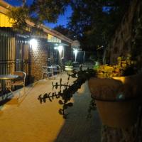 Coral Tree Guest Rooms, hotel di Worcester