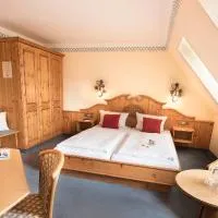AKZENT Hotel Krone، فندق في Helmstadt
