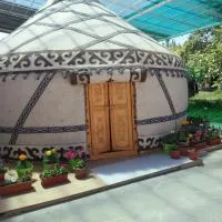 Macedon Guest House، فندق في Barskoon