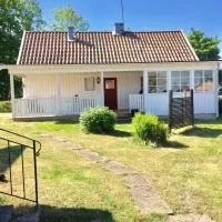 Farbror Alfreds Stuga Sjöutsikt, hotel u gradu 'Köpingsvik'