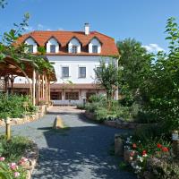 Babiččina Zahrada Penzion & Restaurant, hotel in Prŭhonice