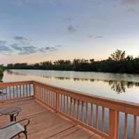Lakeside Hidden Paradise Among Tropical Landscape W/ Heated Pool, хотел в Сиеста Кий