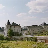 B&B Ferme Château de Laneffe، فندق في Laneffe