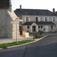 Chambres d'hotes La Chaumiere، فندق في Coulonges