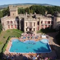 Chateau-camping la Grange Fort, 63500 Les Pradeaux, готель у місті Les Pradeaux