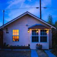 Cozy Muir Cottage - In Town - Pet Friendly, hotel en Lone Pine
