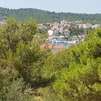 Cozy apartment, hotel di Jezera