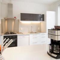 Lovely home, 3 bedrooms, WiFi, private parking, hotel in Amsterdam
